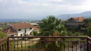 布里亚蒂科珊瑚蓝住宿加早餐旅馆的房屋的阳台享有风景。
