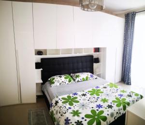 马里诺Delizioso appartamento nel cuore Castelli Romani的一间卧室配有一张带绿色和白色棉被的床