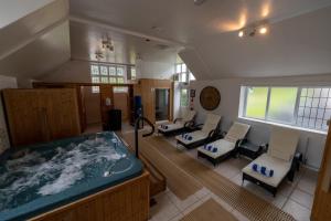 曼海德Croydon Hall的一间大型客房,客房内设有按摩浴缸