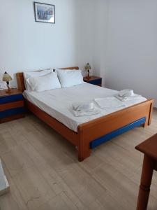 巴利恩Sea View Studios Bali Harbour Beach的一间卧室配有一张床、两个床头柜和两张桌子