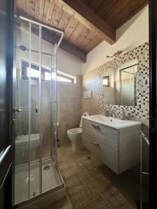 贝内文托Malies B&B的带淋浴、盥洗盆和卫生间的浴室