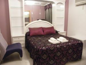 埃斯基维亚斯杜尔西内亚旅馆的一间卧室配有一张带镜子和椅子的床