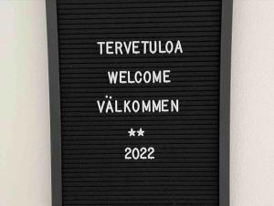 图尔库Keskusta kaksio Tuomiokirkon ja Yliopiston lähellä的黑色车库门,上面有白色的文字