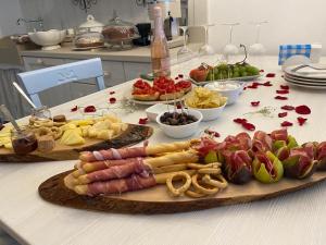 阿尔贝罗贝洛iannet的一张桌子,上面放着许多不同类型的食物