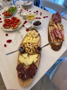 阿尔贝罗贝洛iannet的一张桌子,上面放着开胃菜和食物
