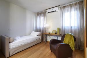 米兰Contempora Apartments - Fiori Chiari 26的客厅配有沙发和椅子