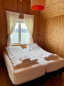 Stærri-Árskógur伊特利维克度假屋的窗户客房内的一张床位