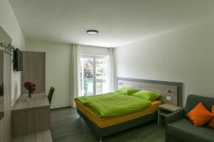 CamaMotel Afia的一间卧室配有一张带绿色床单的床和一扇窗户。