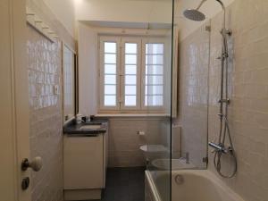 里斯本Stunning Apartment Marquês de Pombal的带浴缸、卫生间和盥洗盆的浴室