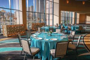 拉斯维加斯MGM格兰德天空公寓酒店的一间设有蓝色桌椅和窗户的用餐室