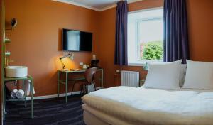 托尔斯港哈夫尼亚酒店的酒店客房设有床和窗户。