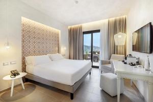 陶尔米纳Villa Fiorita Boutique Hotel的卧室配有一张白色大床和一张书桌