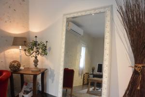 La Membrolle-sur-Choisille舒瓦西尔公寓的镜子,配有桌子和椅子