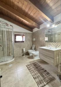 贝内文托Malies B&B的一间带水槽、淋浴和卫生间的浴室