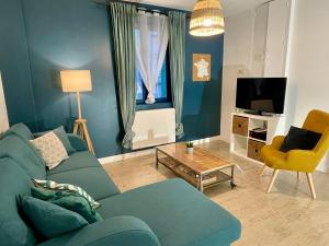阿姆博斯Amboise - L'écrin de Léonard的客厅配有蓝色的沙发和电视