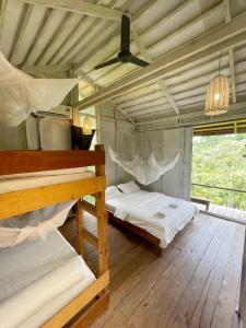 西必洛帕根阿卡帝伊热带度假酒店的房屋内设有一间带两张双层床的卧室