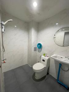 合艾Khoksametchun Hostel Plus 2的一间带卫生间和水槽的浴室