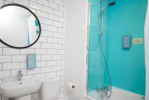 邓斯特布尔海维曼酒店的带淋浴、盥洗盆和镜子的浴室