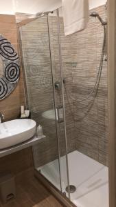 皮昂比诺Antico Hotel Moderno的带淋浴和盥洗盆的浴室