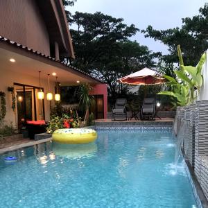 Gadok 1THE OASIS 4BR Private Pool Pet-Friendly Villa Vimala Hills的房屋中间带木筏的游泳池