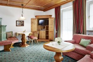 迈尔霍芬安吉拉别墅酒店的客厅配有沙发和桌子