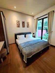 Gadok 1THE OASIS 4BR Private Pool Pet-Friendly Villa Vimala Hills的一间卧室设有一张床和一个大窗户