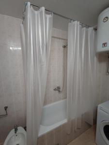 巴尔Guest House Tomba的浴室配有白色的浴帘和卫生间