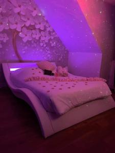 伊沃托Heaven Loft的紫色卧室,配有一张树床