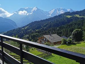 圣热尔韦莱班Duo Des Alpages vue exceptionnelle sur le Mont Blc的山景阳台