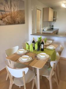 穆尔西亚Casa Moriarty的餐桌、椅子和酒瓶