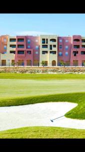 穆尔西亚Casa Moriarty的享有高尔夫球场的景色,其建筑背景为: