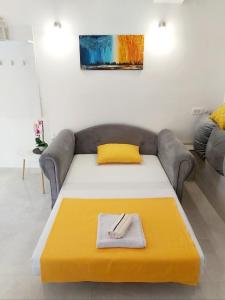 科托尔Apartment Marina的客厅配有一张带黄色毯子的沙发