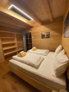 拉赫塔尔Skihütte的小木屋内一间卧室,配有两张床