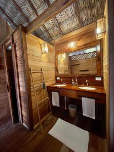 卡姆布库Pousada Casa Caju Bangalows的一间带水槽和镜子的浴室