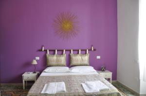 莱切Sisters house的紫色卧室,配有一张床和紫色的墙壁