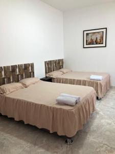 塔拉波托CASA SHILCAYO Habitaciones Vacacionales的一间客房内配有两张床的房间