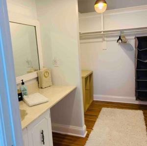 费城A Regal Retreat- Exclusive Parking, Prime Location的浴室设有镜子和水槽