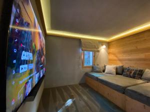 克莱恩 蒙塔纳Chalet 7 Luxury Chalet with Cinema room的带沙发和平面电视的客房