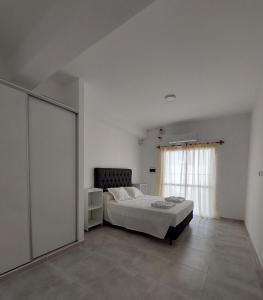 卡塔马卡DUPLEX 3的白色的卧室设有床和窗户