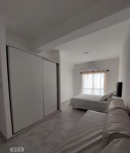 卡塔马卡DUPLEX 3的一间设有床铺和窗户的大卧室