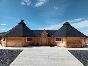 巴利卡斯尔Ceide Glamping的大型小木屋,设有黑色屋顶