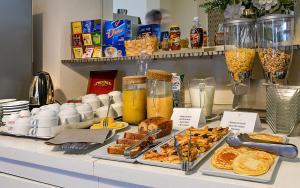 维亚雷焦拉佩斯酒店的自助餐,在柜台上提供各种食物