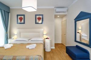 维亚雷焦拉佩斯酒店的一间卧室配有一张床和一张蓝色椅子