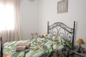 JubriqueLa marikilla的一间卧室配有一张带绿色和橙色毯子的床