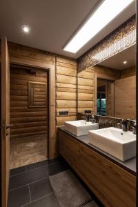 AmatciemsKoka Maja的一间带两个盥洗盆和大镜子的浴室