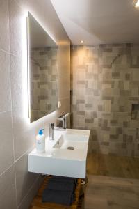 JubriqueLa marikilla的浴室设有白色水槽和镜子