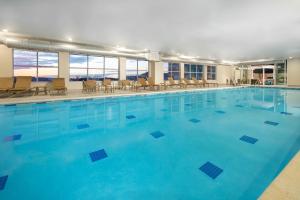 刘易斯Hyatt House Lewes Rehoboth Beach的蓝色海水大型游泳池