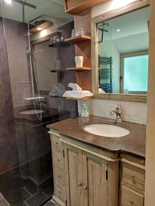 杜柏Tipi d'Amis的一间带水槽和镜子的浴室