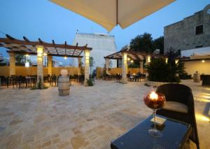 特里卡塞阿迪亚提克酒店的一个带桌椅和遮阳伞的庭院
