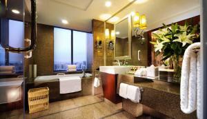 北京北京中关村皇冠假日酒店的带浴缸和盥洗盆的大浴室